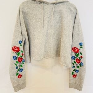 Embroidered cropped hoodie